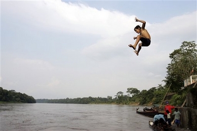 Niño Saltando al río